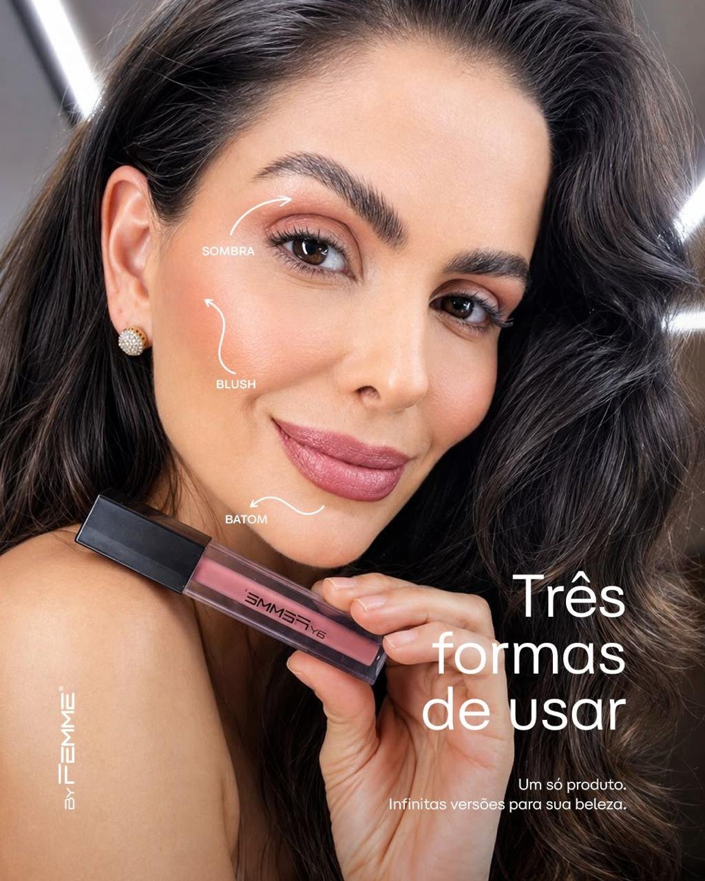 Modelo com maquiagem feita só com o Batom Help: sombra nos olhos, blush nas bochechas e batom nos lábios
